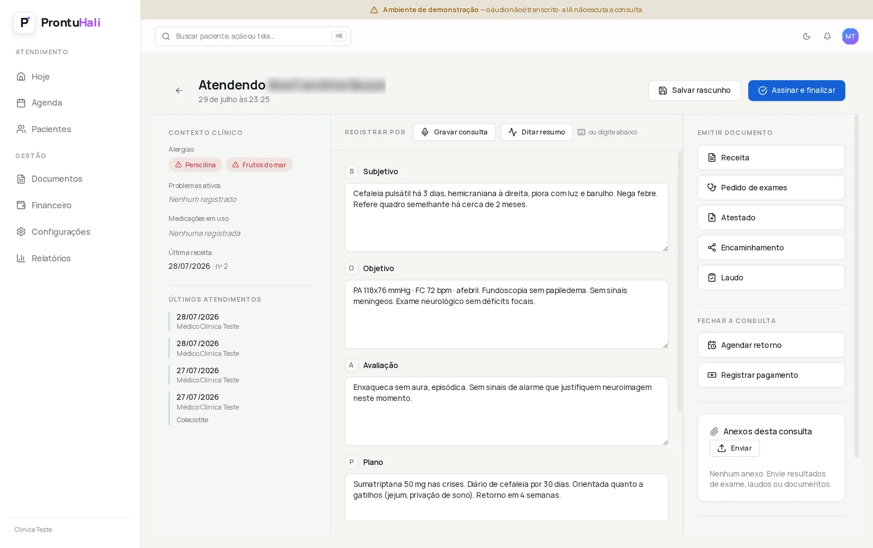 Tela de atendimento do Prontuhali, com o registro da consulta ao centro e o painel de documentos ao lado.